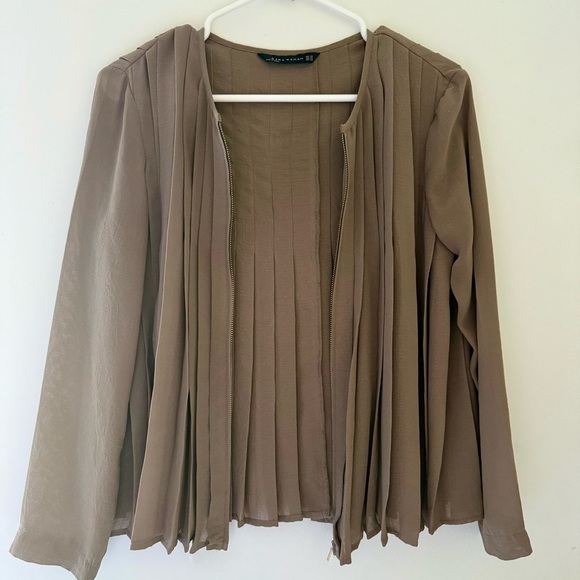 SALE‼️ Women's Taupe Pleated Top - Picture 3 of 5